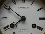 un gros plan d'une horloge avec des chiffres romains