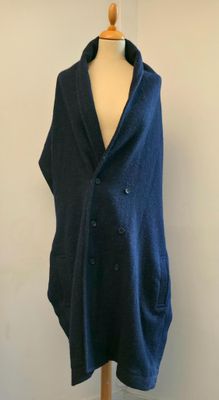 le châle bleu est drapé sur un mannequin, un mannequin, un mannequin, un mannequin, un mannequin, un mannequin, un mannequin, un mannequin