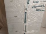 une pile de cartons posée sur un drap blanc