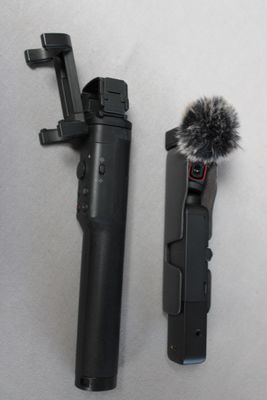 deux microphones placés l'un à côté de l'autre sur une table