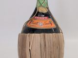 une bouteille d'alcool posée sur un support en bois