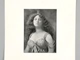 une photo en noir et blanc d'une femme aux cheveux longs