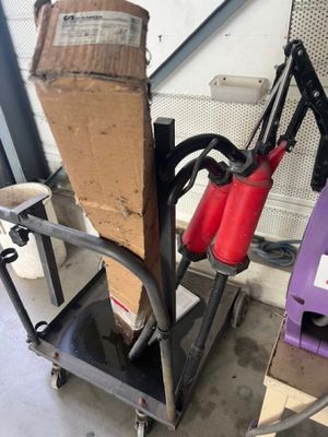 1 roule fût avec pompe hydraulique pour fut d'huile de 200L …