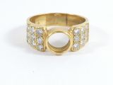 gros plan d'une bague en or avec des diamants sur fond blanc