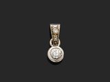 un pendentif orné d'un diamant unique, signé Van Cleef