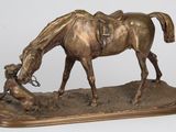 statue en bronze représentant un cheval et un chien sur un fond blanc