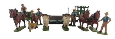 plusieurs figurines représentant des hommes à cheval et une calèche