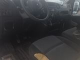 une photo d'une voiture garée sur un parking
