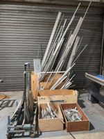 Chariot et caisses en bois avec leur contenu de profilés en …