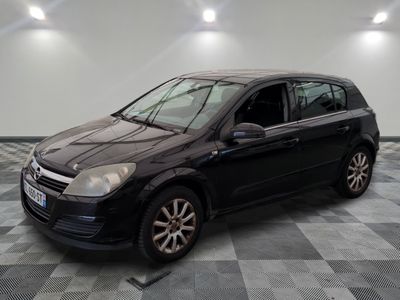 la photo d'une voiture noire sur un sol en damier