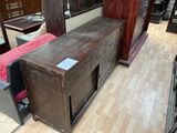 un parquet en bois massif dans un magasin où sont exposés de nombreux meubles