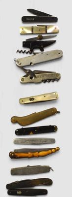 a lot of different types of knives on the table