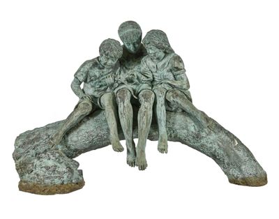 une statue représentant trois enfants assis sur une branche d'arbre