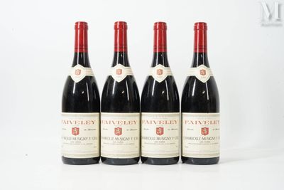 quatre bouteilles de vin sont alignées sur une surface blanche