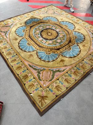 un grand tapis posé sur le sol d'une pièce