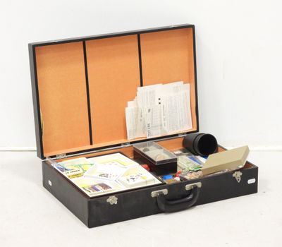 une valise contenant de nombreux objets