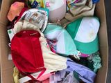 une boîte en carton remplie de vêtements pour bébé et de couches