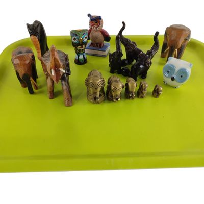 un plateau sur lequel sont disposées diverses figurines d'animaux