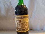 une bouteille de vin posée sur une table