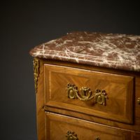 Commode à façade cintrée en placage de bois de rose dans des… (photo 2)