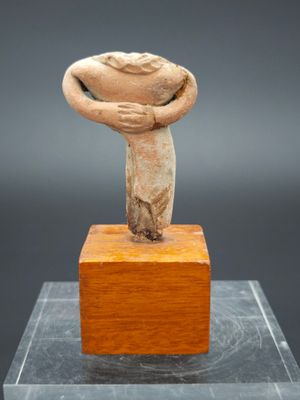 une image représentant une sculpture d'une femme tenant un bébé dans ses bras