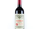 une bouteille de vin rouge posée sur une table blanche