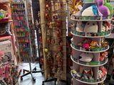 de nombreuses peluches exposées dans un magasin