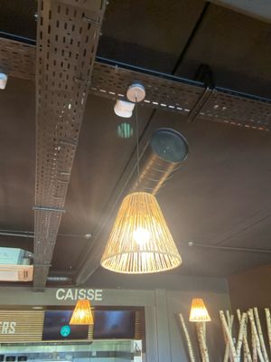 une lampe suspendue au plafond dans un restaurant
