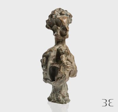 une image représentant une sculpture d'une femme tenant un vase
