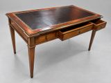 un bureau ancien avec un plateau en cuir et des tiroirs