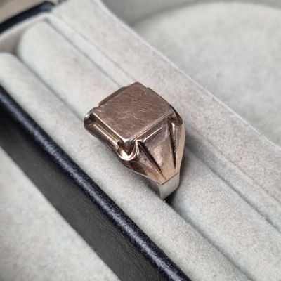une bague posée sur une boîte