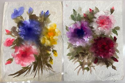deux peintures représentant des fleurs, réalisées sur une feuille de papier