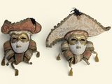 deux masques accrochés au mur