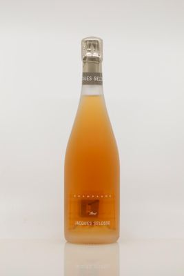 une photo d'une bouteille d'alcool posée sur une table