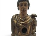 statue d'une femme tenant un nichoir à la main