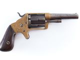 un vieux revolver avec un manche en bois sur fond blanc