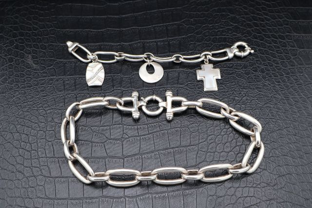 Parure en argent comprenant un collier chaîne et un bracelet à dé...