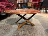 une table sur laquelle est posé un plateau en bois