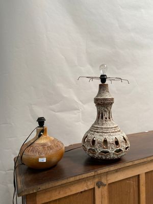 deux vases posés sur une table en bois