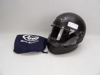 casque noir avec un sac bleu posé sur une table blanche, sur fond blanc