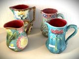 trois vases posés sur une table