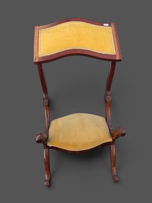 une image représentant une chaise avec une assise jaune sur fond gris