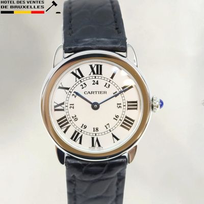une image d'un gros plan d'une montre-bracelet avec des chiffres romains