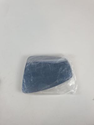 un morceau de savon bleu dans un sac en plastique posé sur une surface blanche