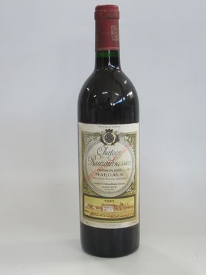 une bouteille de vin posée sur une table