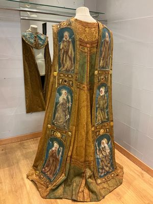 une image représentant une robe sur laquelle figure le portrait d'une femme