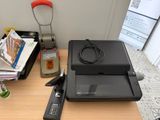un ordinateur portable posé sur un bureau à côté d'une imprimante