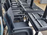 de nombreuses chaises et tables installées dehors, sur le trottoir