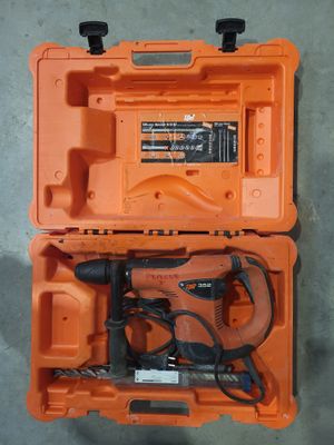 une boîte à outils orange contenant des outils, posée par terre