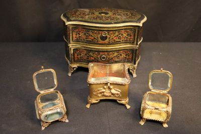 trois meubles posés sur une table